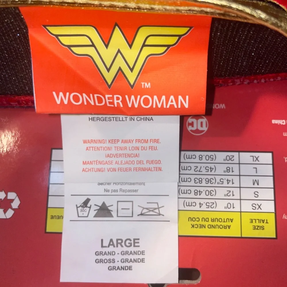 NWOT Rubie,s DC Comics Wonder Woman Pet Cape Size Large